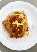 Spaghetti con ragù di mele e tofu croccante