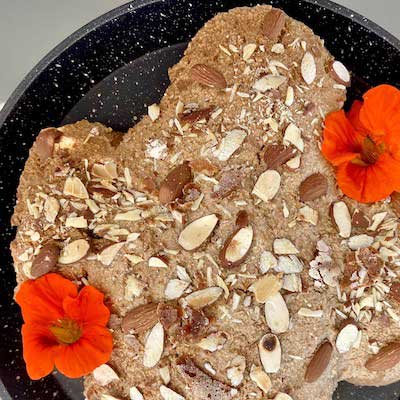 Colomba pasquale vegana con cioccolato e lamponi