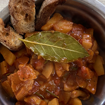 Gulash vegano di funghi e melanzane