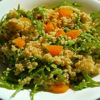 Insalata di quinoa fredda e salsa di sesamo