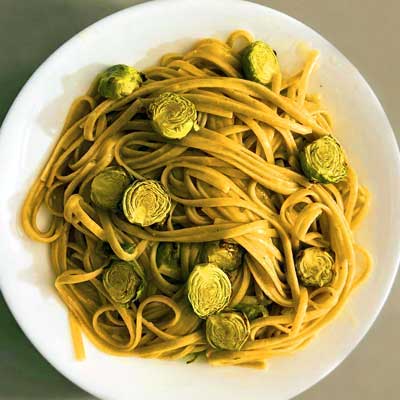 Pasta con cavoletti di Bruxelles, limone e rosmarino