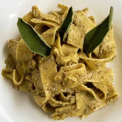 Pasta con pesto di salvia e mele