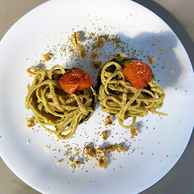 Pesto di avocado e limone con pomodorini agrodolci