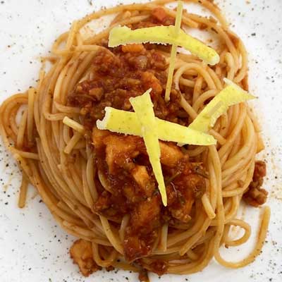 Spaghetti con ragù di mele e tofu croccante